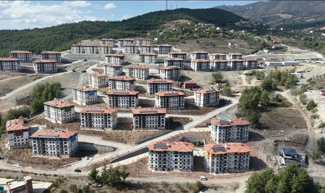 Osmaniye’nin Bahçe ilçesinde yapımı devam eden 570 deprem konutu çalışmalarında