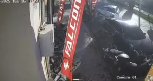 Osmaniye’nin Düziçi ilçesinde kontrolden çıkan otomobil, park halindeki araç ve