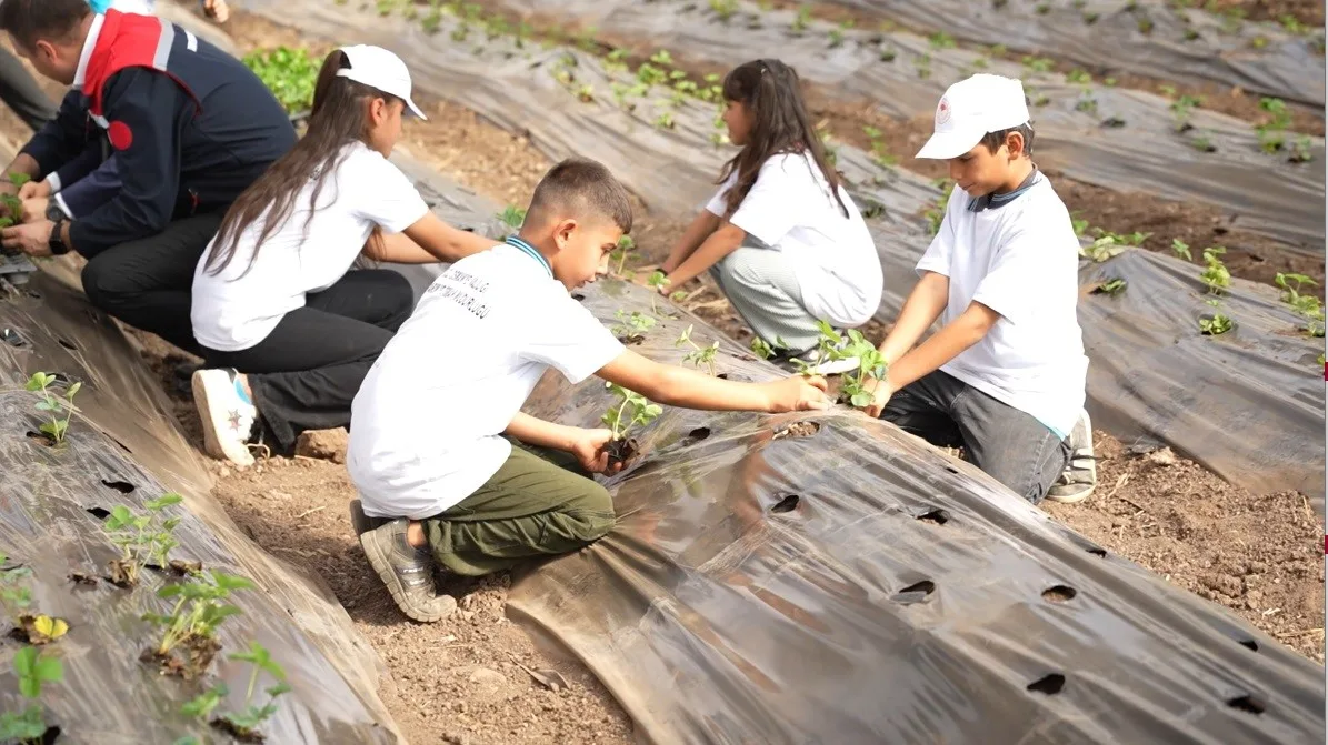 Osmaniye’de minik eller toprağa dokundu “Kooperatifçilik” temasıyla düzenlenen “Lider Çocuk