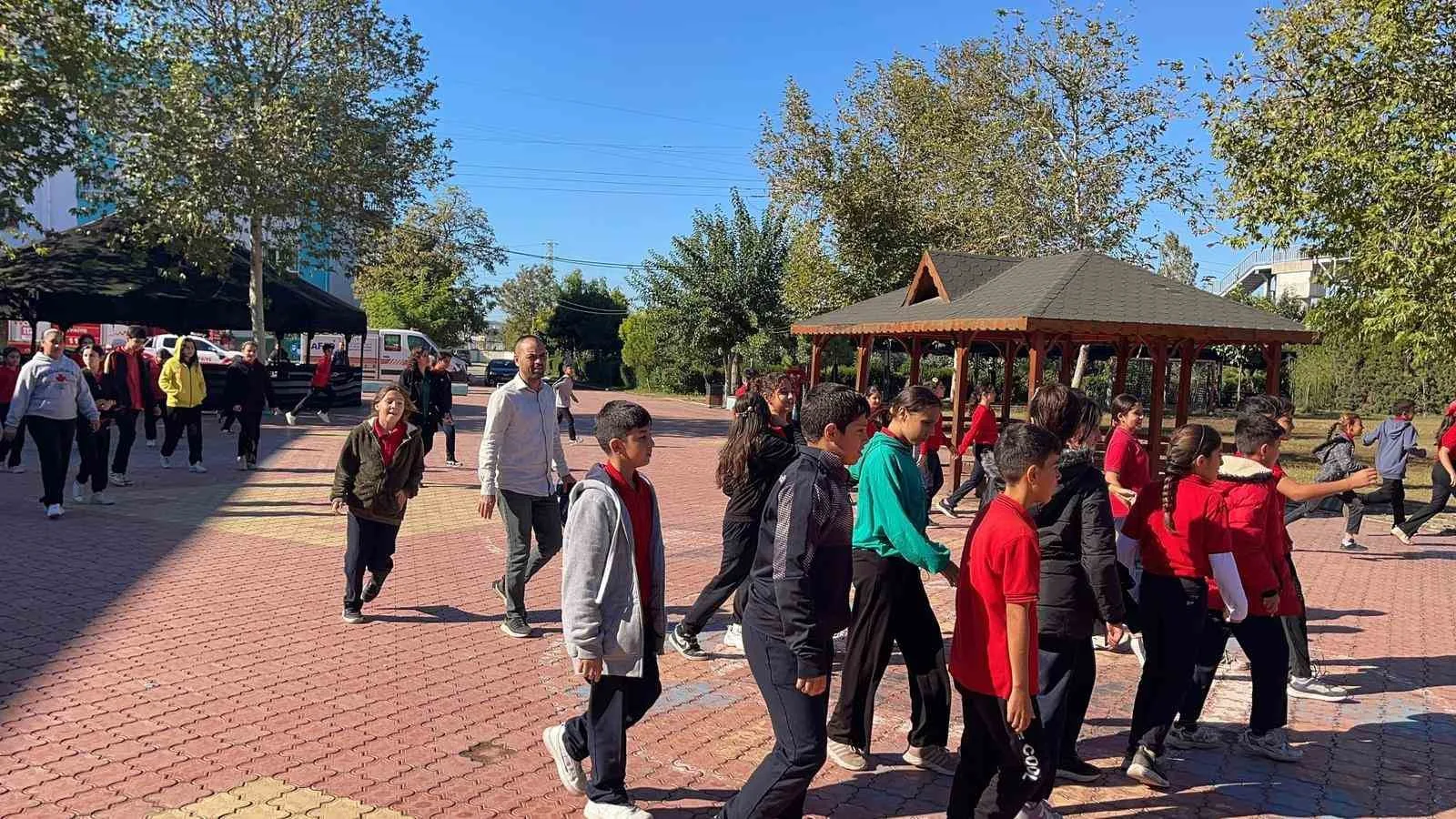 Osmaniye’de öğrencilerin muhtemel afetlere karşı bilinçlenmesi amacıyla okullarda deprem ve