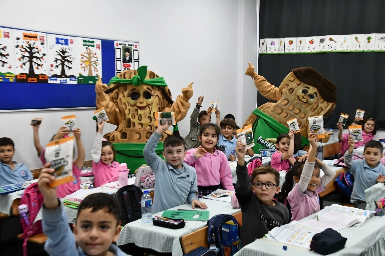 Osmaniye’de düzenlenecek olan FISTIKFEST-2025 etkinlikleri çerçevesinde minik öğrencilere “Osmaniye Fıstığı”