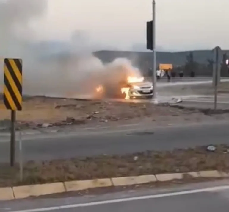 Osmaniye’de ışıklı kavşakta bekleyen bir otomobilde yangın çıktı. Alev topuna
