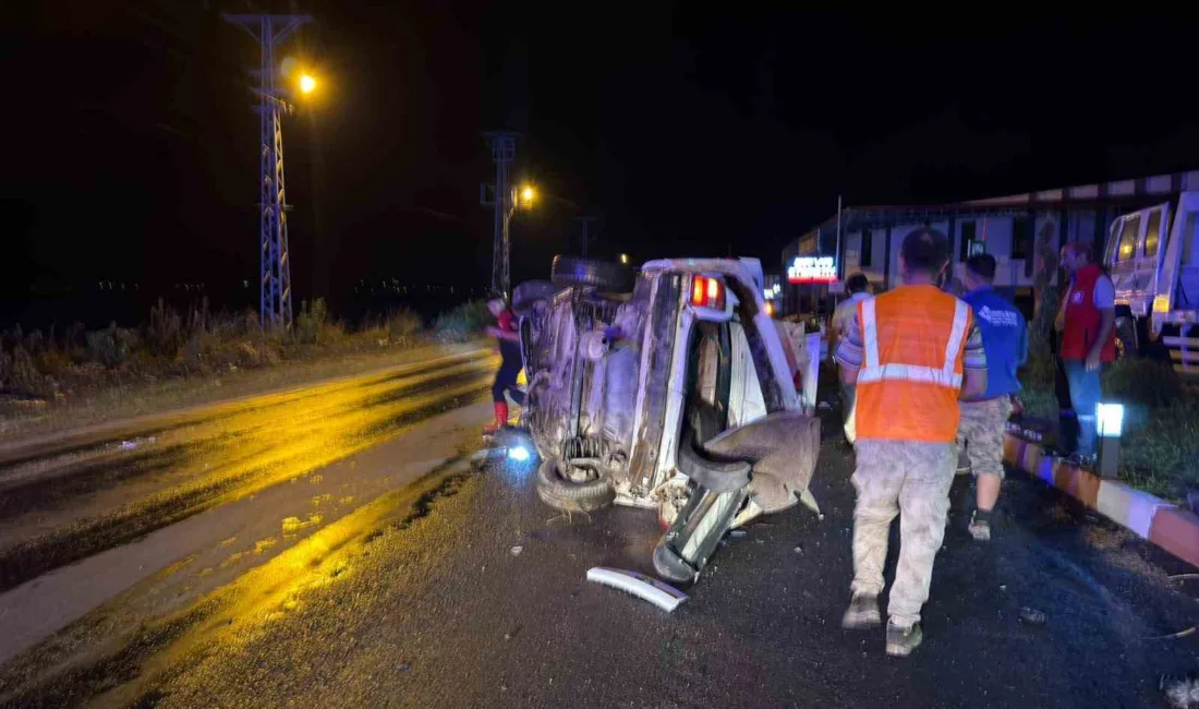 Osmaniye’nin Düziçi ilçesinde yağmurun etkisiyle kayganlaşan yolda takla atan otomobilde