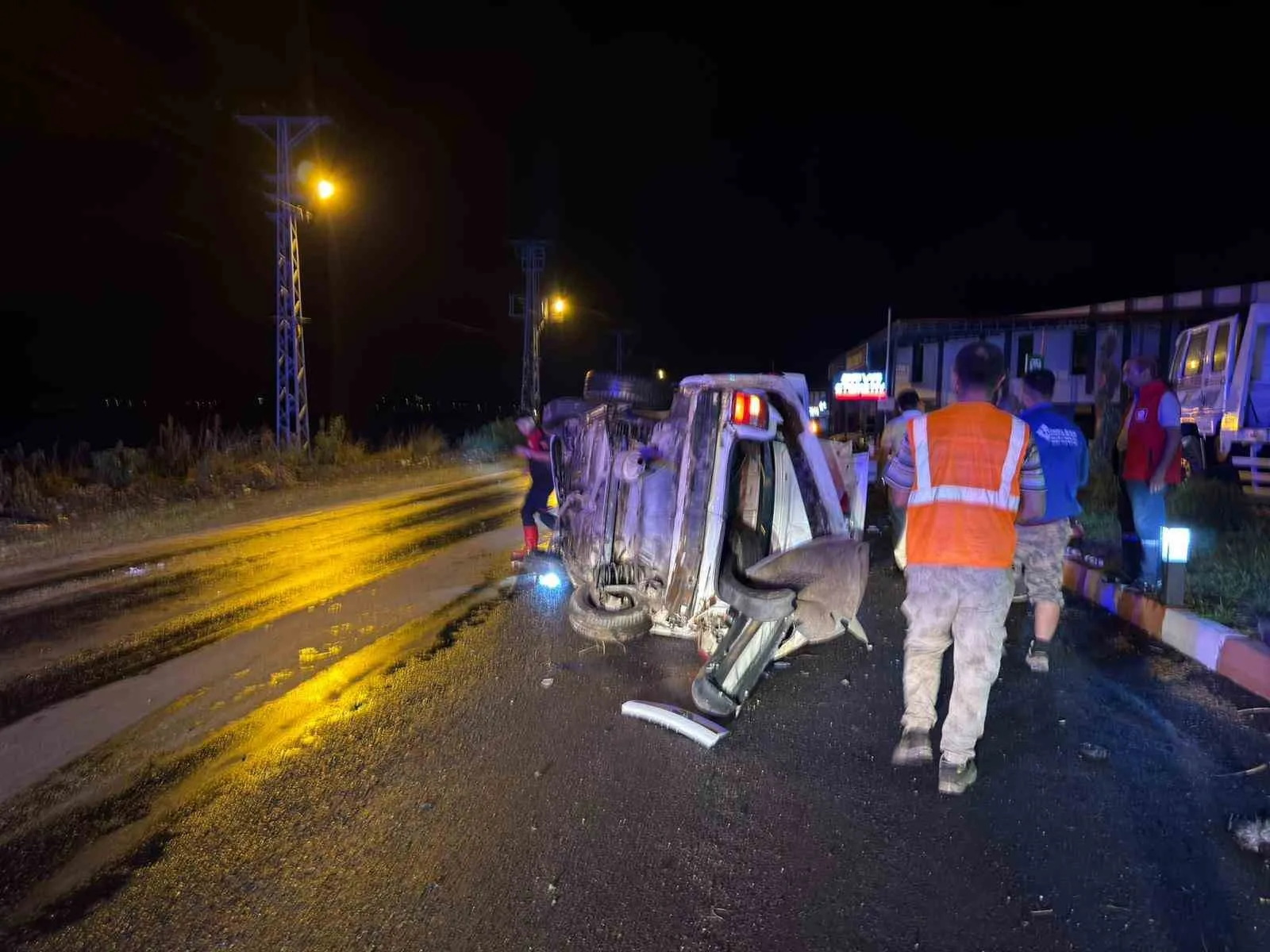 Osmaniye’nin Düziçi ilçesinde yağmurun etkisiyle kayganlaşan yolda takla atan otomobilde