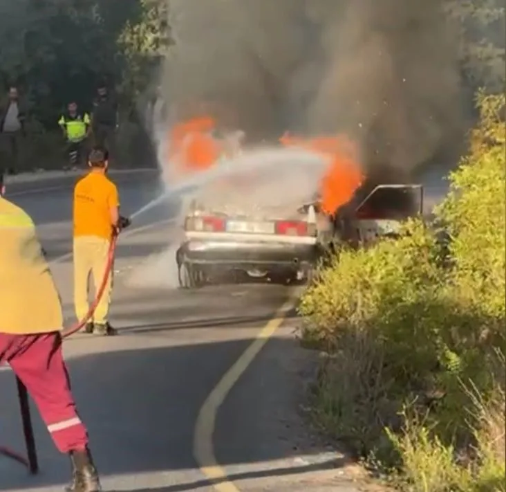 Osmaniye’nin Zorkun Yaylası yolunda bir otomobilde çıkan yangın, itfaiye ekiplerinin