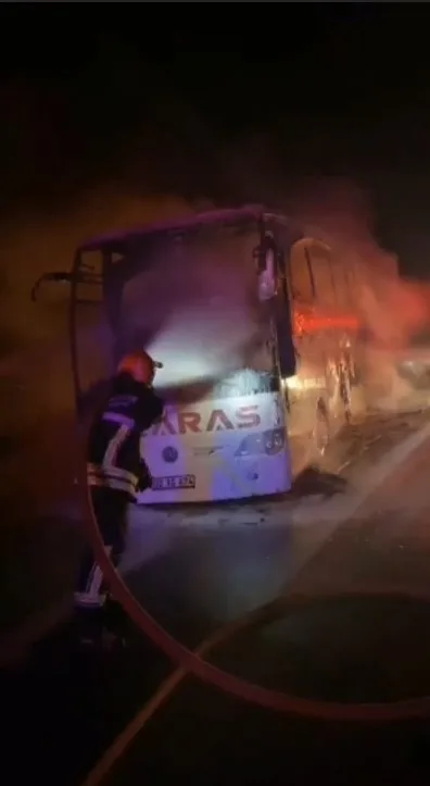 Osmaniye’nin Toprakkale ilçesinde, yolcu otobüsünde çıkan yangın itfaiye ekipleri tarafından