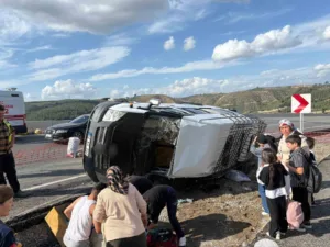 Osmaniye’de yolcu minibüsünün şarampole devrilmesi sonucu 13 kişi yaralandı. Kaza,