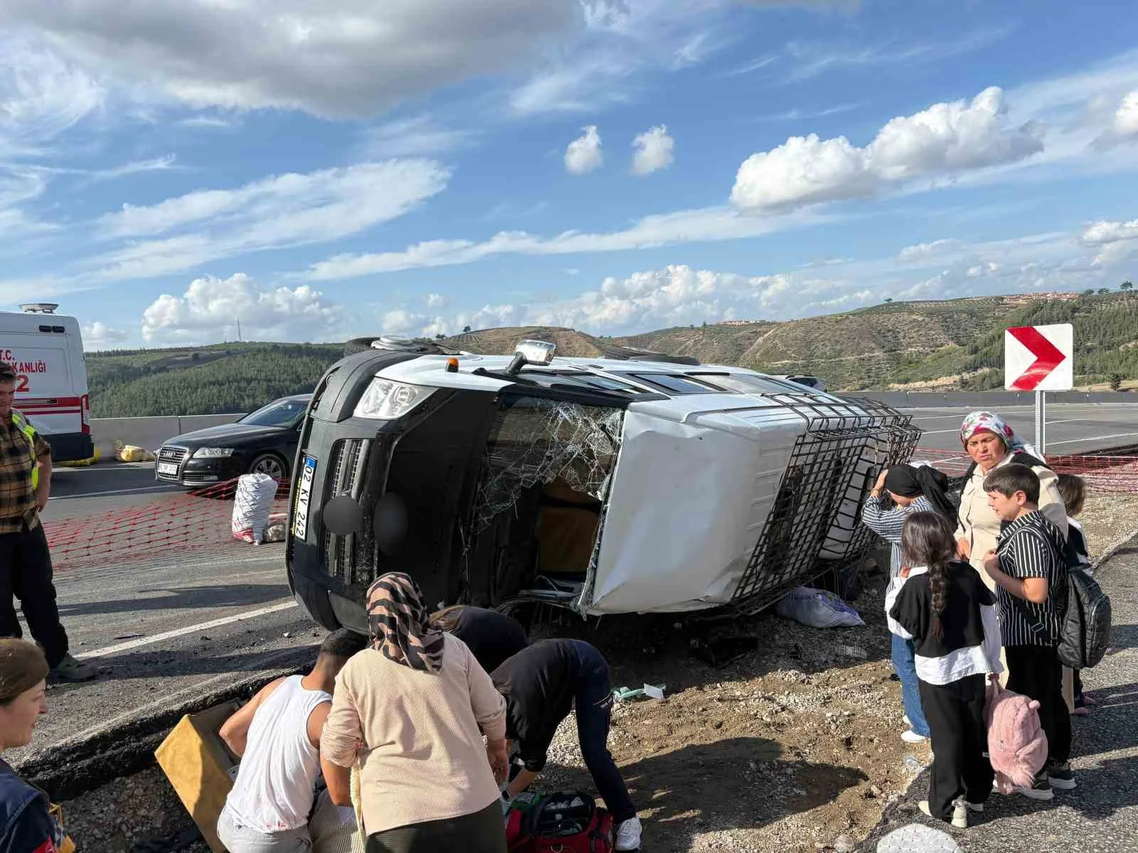Osmaniye’de yolcu minibüsünün şarampole devrilmesi sonucu 13 kişi yaralandı. Kaza,