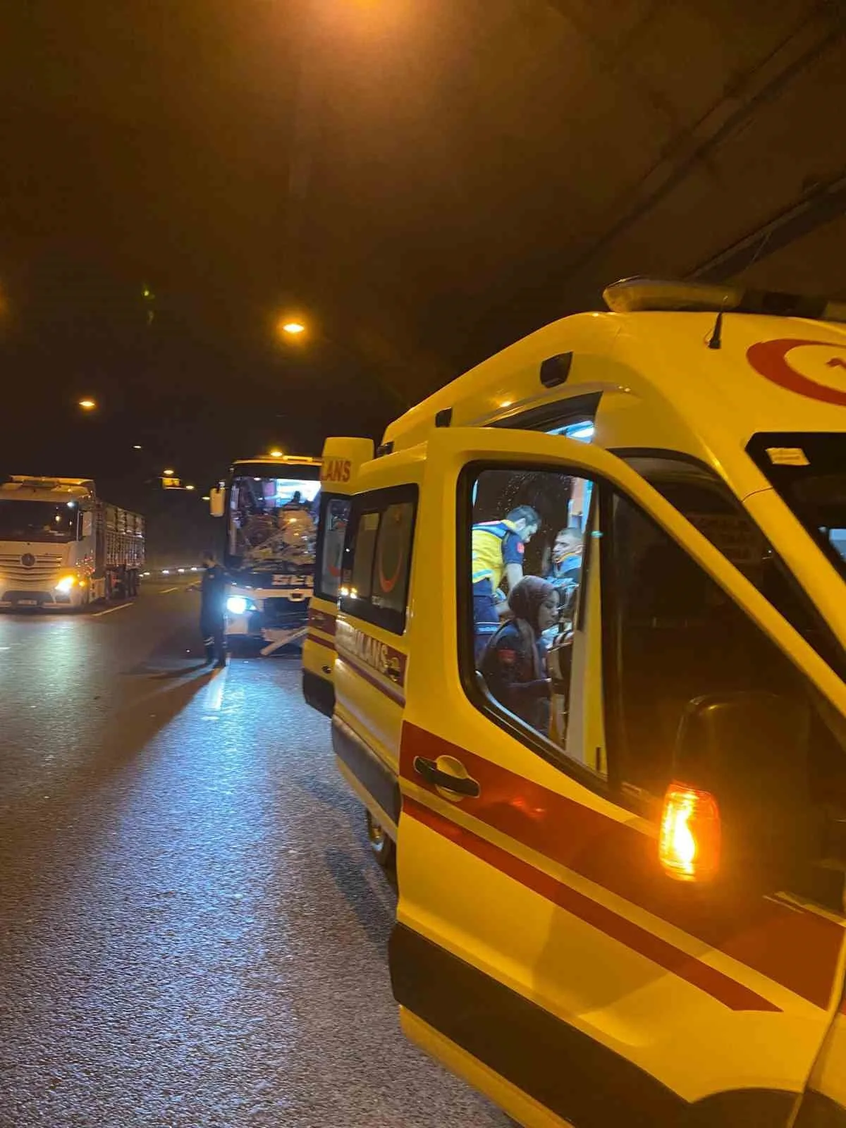 Osmaniye’nin Bahçe ilçesinde yolcu otobüsünün tıra arkadan çarptığı kazada 8