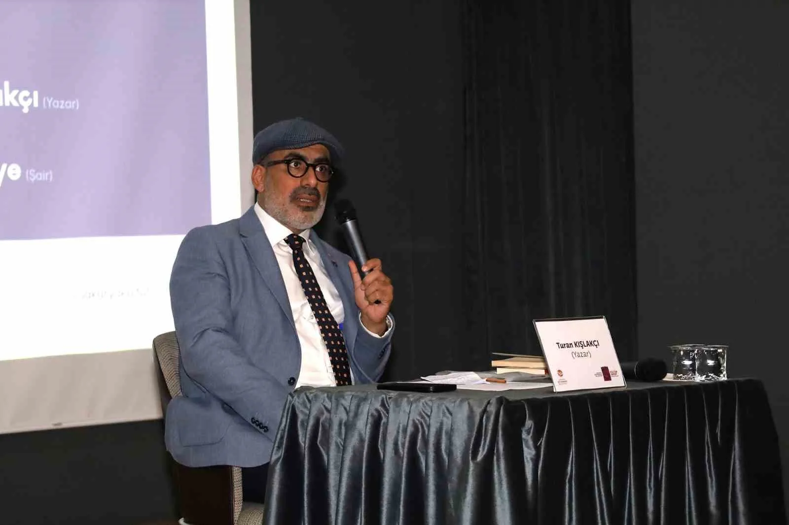 Sakarya Büyükşehir Belediyesi’nin kültür takvimine konuk olan Yazar Turan Kışlakçı,