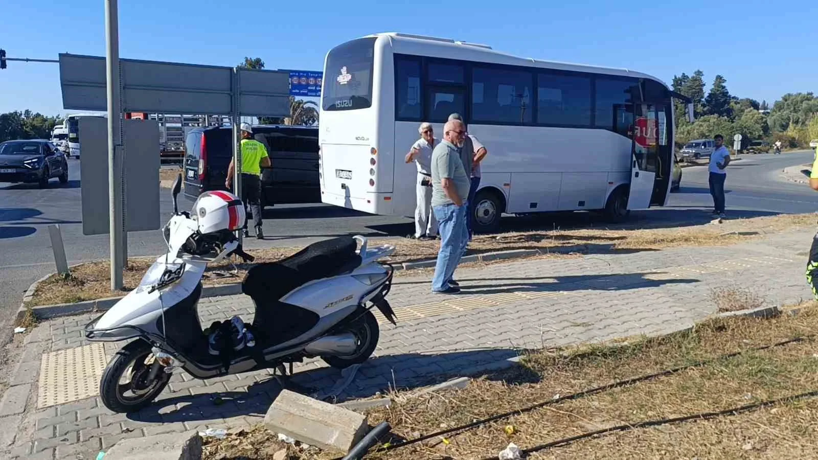 Antalya’nın Manavgat ilçesinde otel servis midibüsüyle çarpışan motosiklet sürücüsü yaralandı.