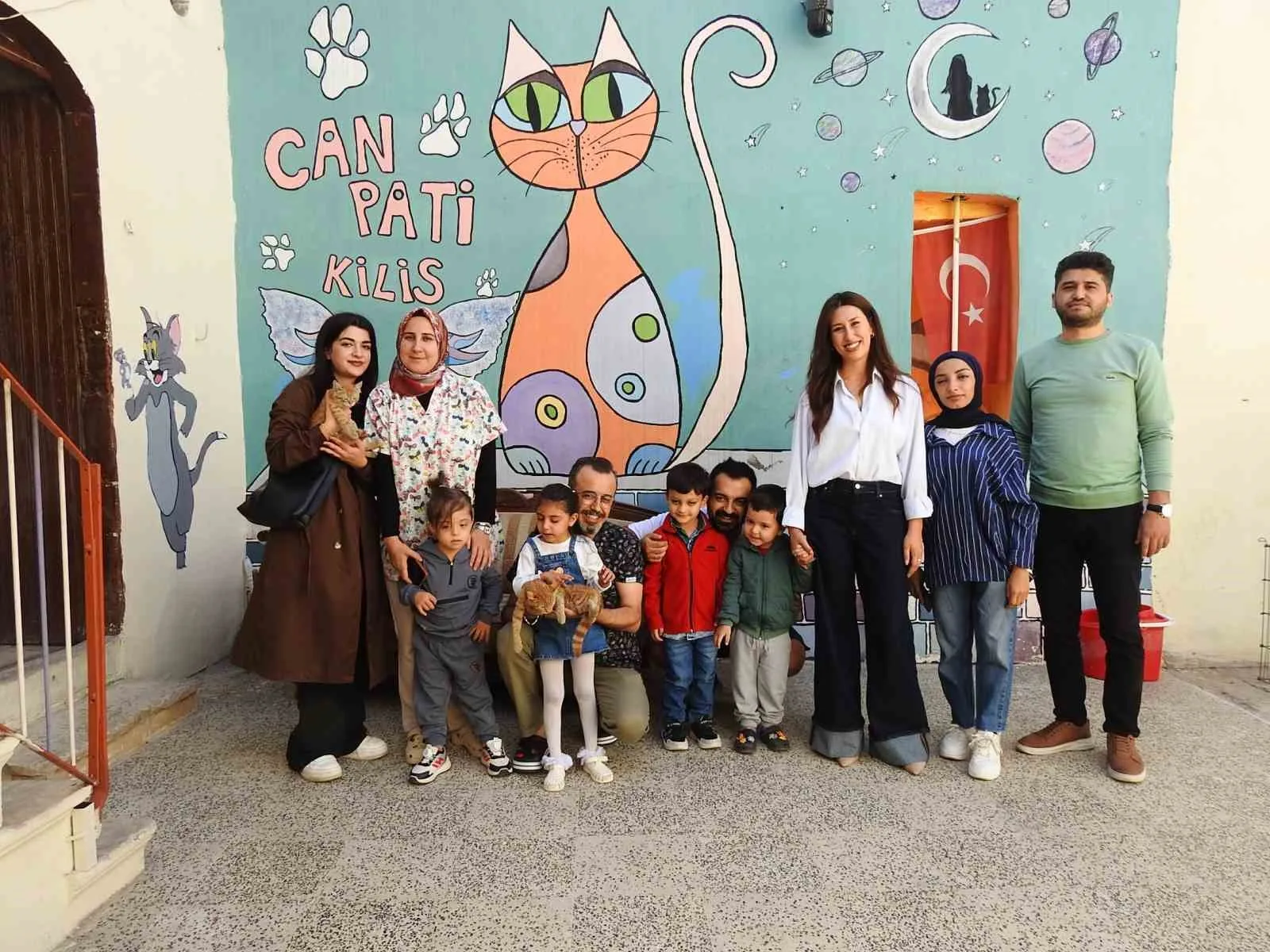 Kilis’te kedi evinde gönüllülerle bir araya gelen otizmli çocuklar kedileri