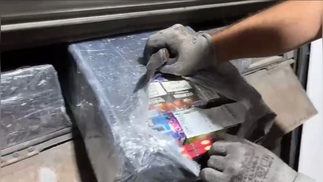 Osmaniye’de otobüsün çamurluğuna zulalanmış kaçak elektronik sigara ve sigara ele