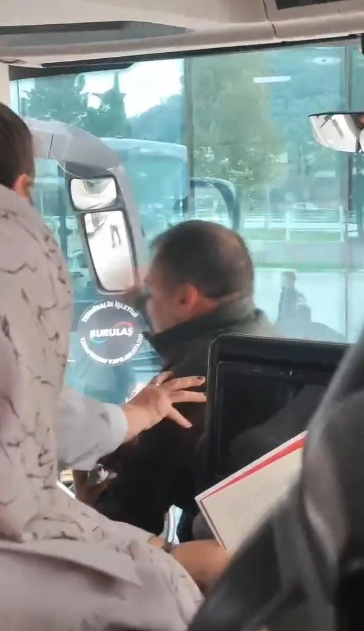 Bursa’da otobüs şoförüyle tartışan yolcu yakını, yumruklu kavgaya tutuştu. O
