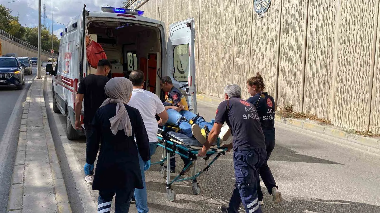 Elazığ’da otomobilin aydınlatma direğine çarpması sonucu meydana gelen kazada 3