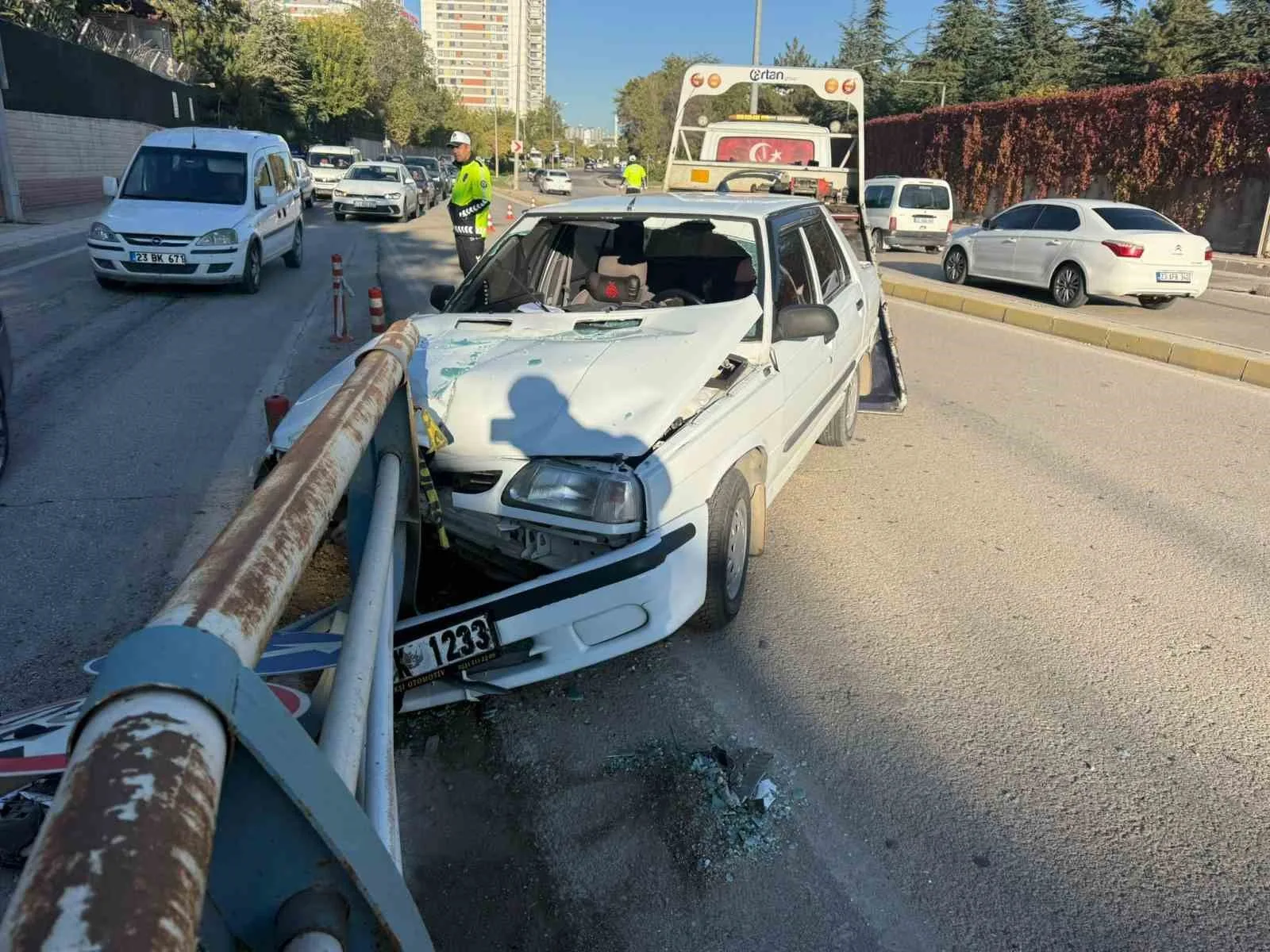 Elazığ’da otomobilin bariyerlere saplanması sonucu meydana gelen kazada, 1 kişi