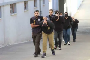 Adana polisinin yürüttüğü “sazan sarmalı” soruşturmasında, otomobil satışı üzerinden 1