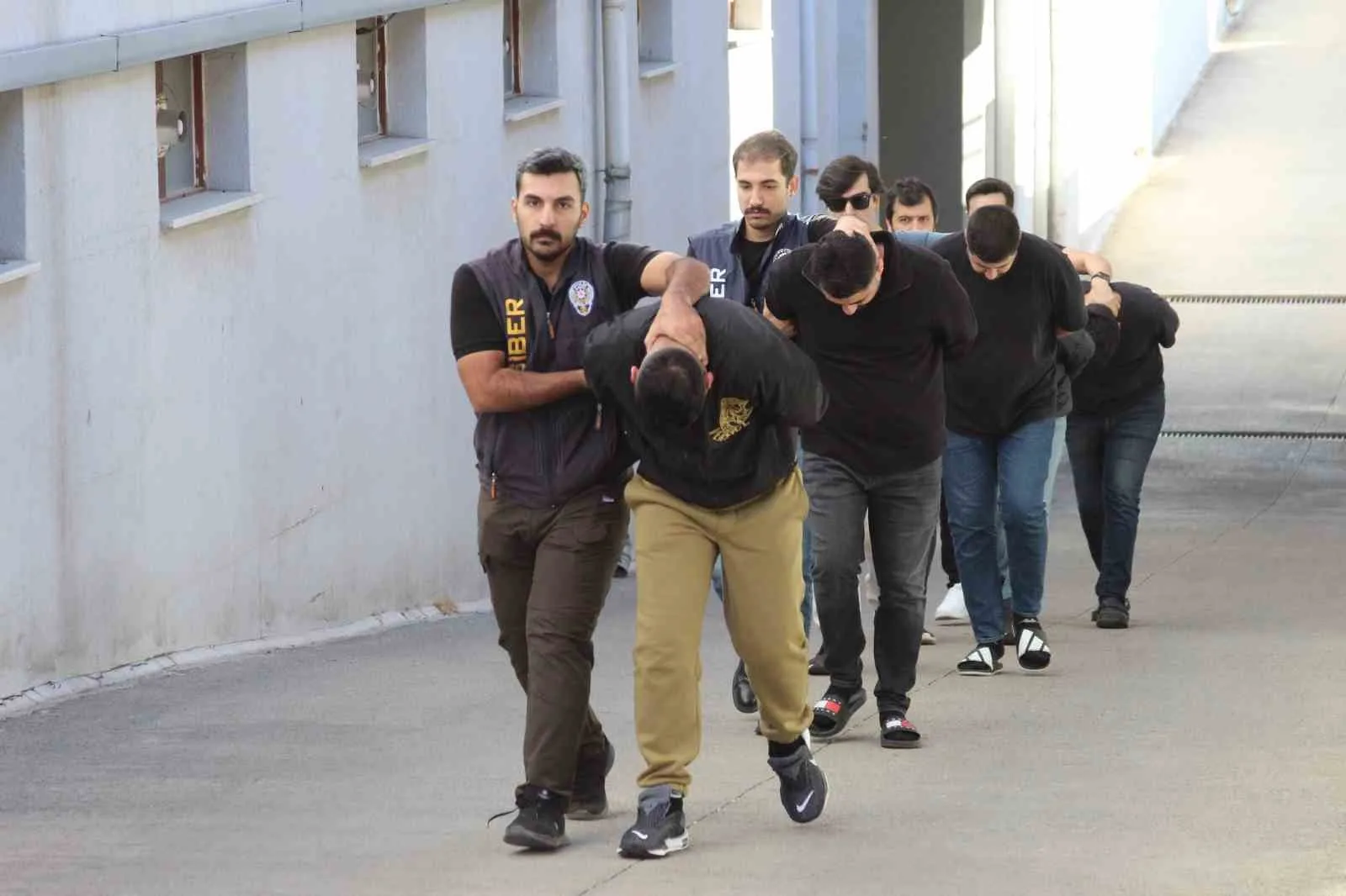 Adana polisinin yürüttüğü “sazan sarmalı” soruşturmasında, otomobil satışı üzerinden 1