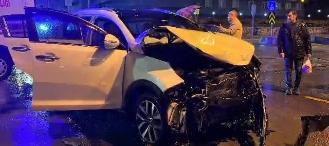 Erzurum’un Palandöken ilçesinde otomobil ile halk otobüsünün çarpıştığı kazada bir