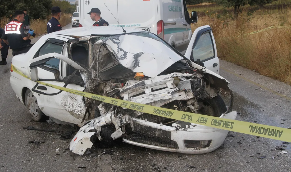 Manisa’nın Kula ilçesinde yağmurun etkisiyle kayganlaşan yolda otomobil ile kamyonetin