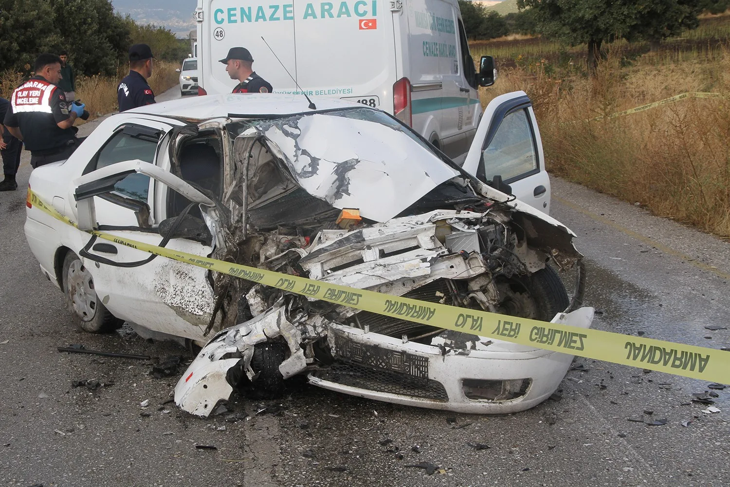 Manisa’nın Kula ilçesinde yağmurun etkisiyle kayganlaşan yolda otomobil ile kamyonetin