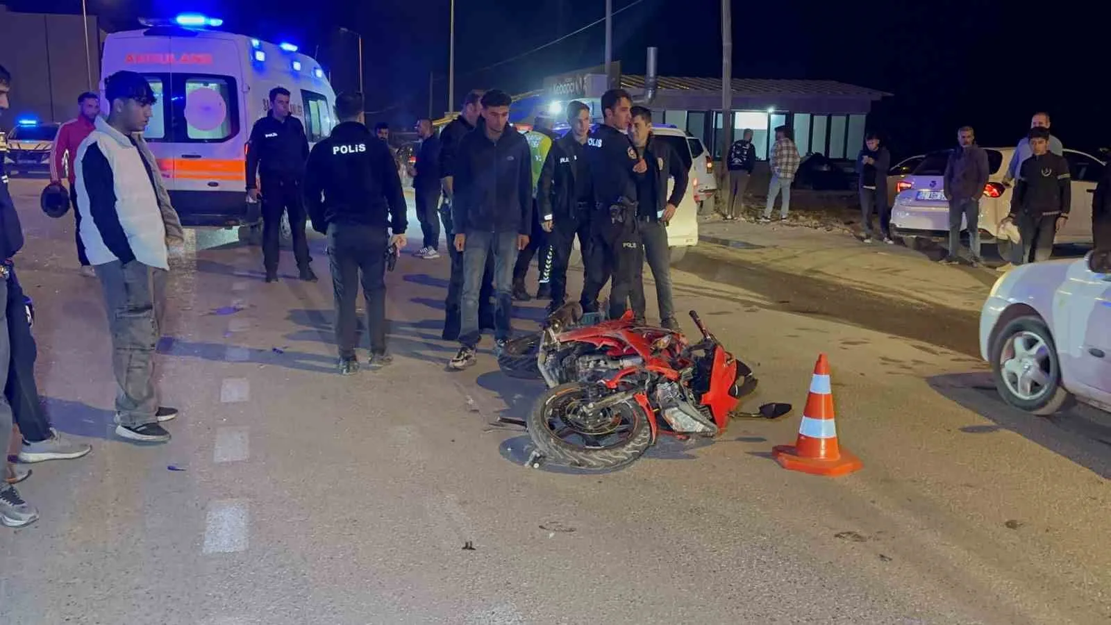 Adıyaman’da motosiklet ile otomobilin çarpılması sonucu meydana gelen kazada 3