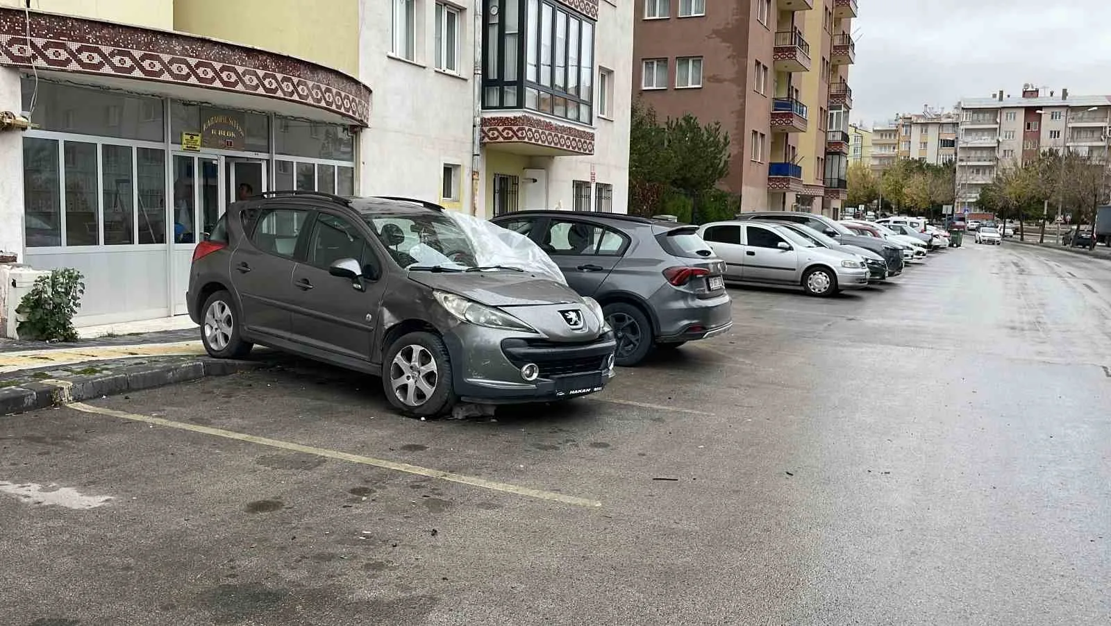 Sivas’ta sürücüsünün direksiyon hakimiyetini kaybettiği otomobil, park halindeki 5 araca