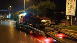 Zonguldak’ın Çaycuma ilçesinde kontrolden çıkan otomobil köprünün korkuluklarına çarptı. Kaza