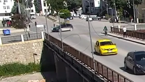 Amasya’da otomobil kavşakta motosikletle çarpıştı. Motosikletteki anne ve 2 çocuğu