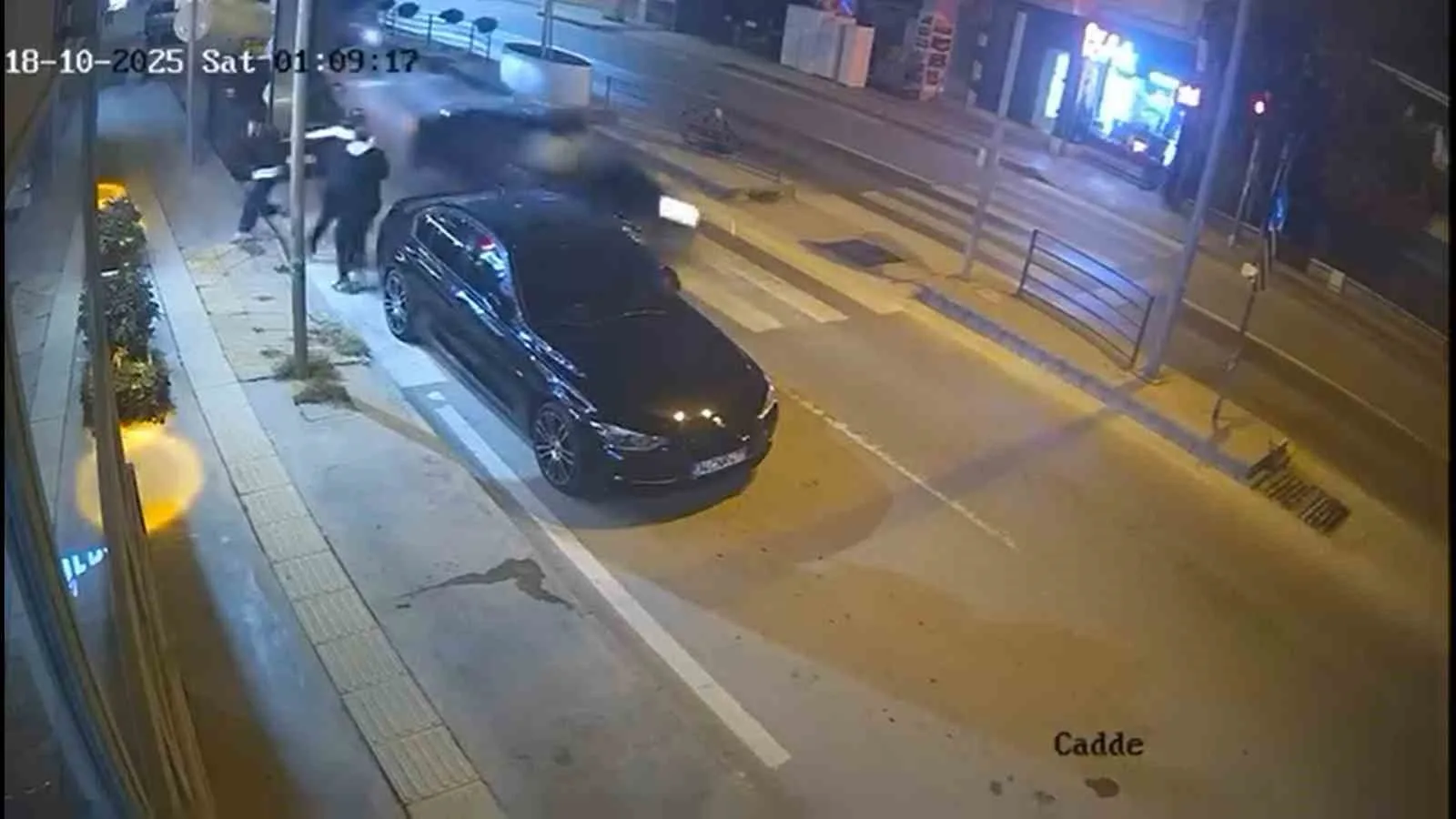 Yalova’da kontrolden çıkan otomobil, park halindeki araca çarptı. Kaza anında