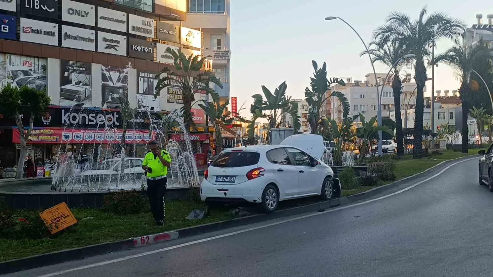 Antalya’nın Manavgat ilçesinde kontrolden çıkan otomobil refüje çıkarak sinyalizasyon direğini
