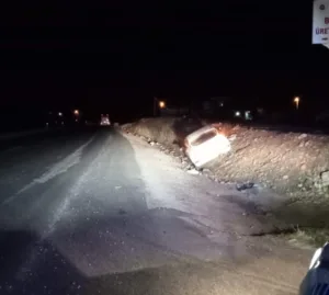 Adıyaman’da, sürücüsünün direksiyon hakimiyetini kaybettiği otomobilin şarampole girmesi sonucu 2