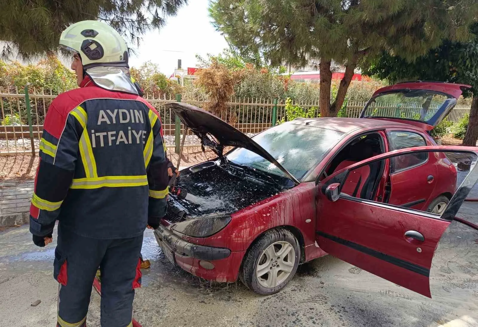 Aydın’ın Efeler ilçesinde seyir halindeki otomobilin motor bölümünde çıkan yangın,