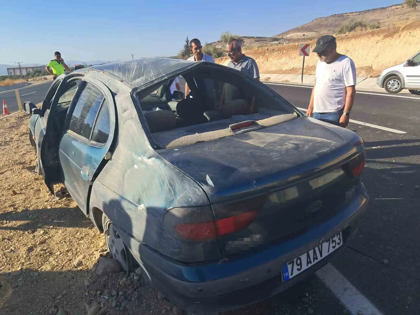 Kilis-Hatay kara yolunda taklalar atan araçta bulunan çift şans eseri