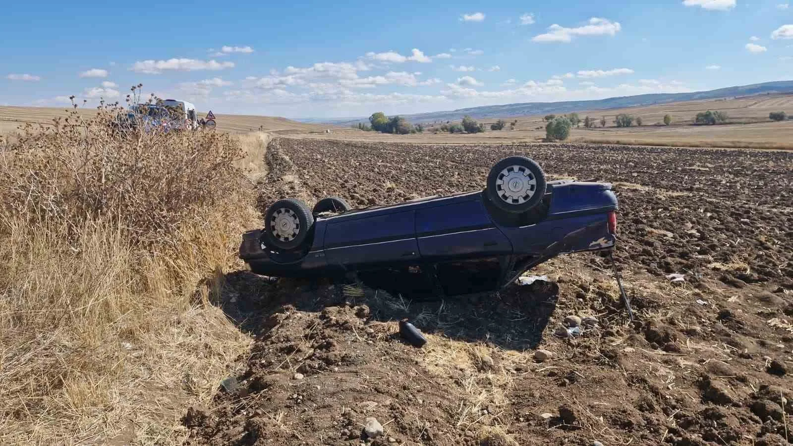 Çorum’un Alaca ilçesinde yoldan çıkan otomobilin tarlada takla atması neticesinde