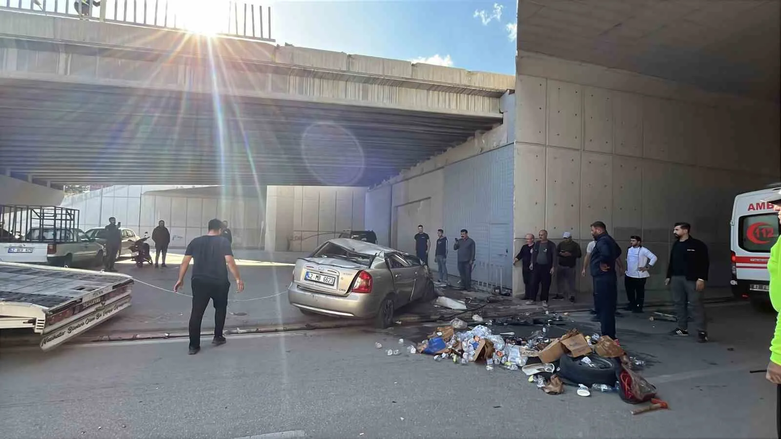 Konya’da sürücüsünün direksiyon hakimiyetini kaybettiği otomobil, bariyerleri kırarak üst geçitten