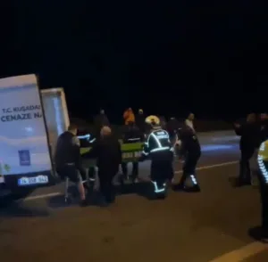 Kuşadası’nda gece yarısı yol temizliği yapan belediye aracına, otomobil çarptı.