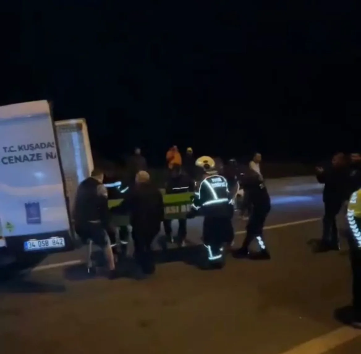 Kuşadası’nda gece yarısı yol temizliği yapan belediye aracına, otomobil çarptı.