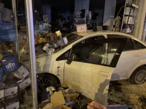 Kayseri’nin Kocasinan ilçesinde sürücüsünü direksiyon hakimiyetini kaybettiği otomobil bir züccaciye