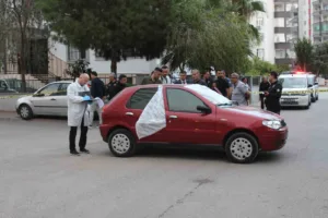 Adana’da yol ortasında bir kişi otomobilinin içerisinde ölü bulundu. Yapılan