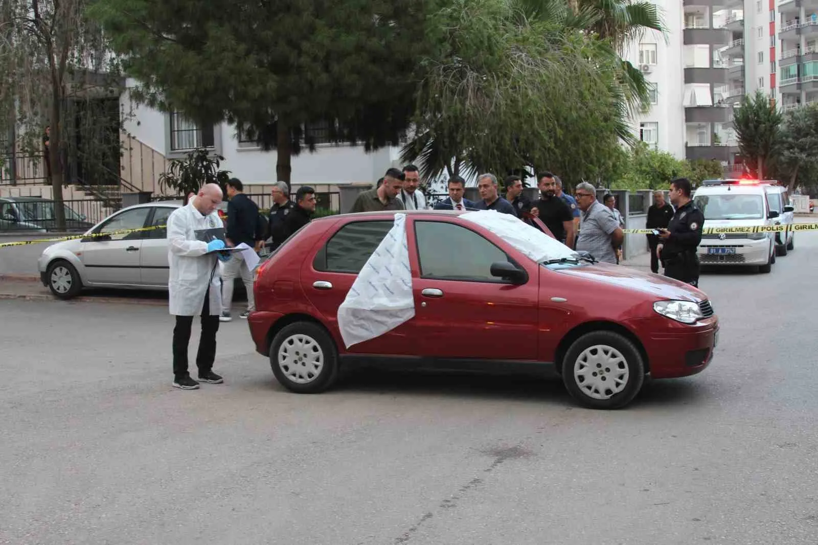 Adana’da yol ortasında bir kişi otomobilinin içerisinde ölü bulundu. Yapılan