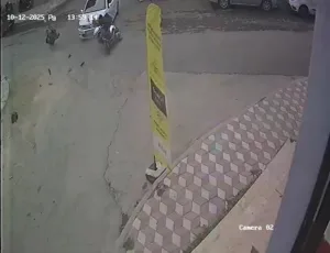 Elazığ’da otomobile çarpan motosiklet sürücüsü havada takla atarak yere savruldu.