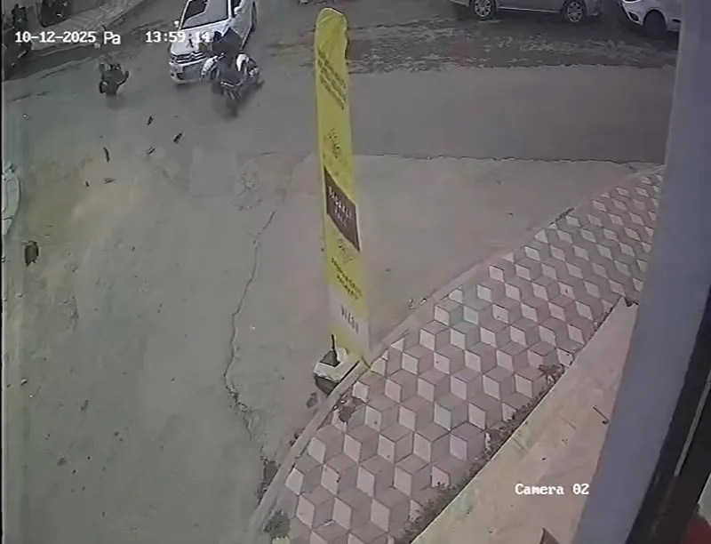 Elazığ’da otomobile çarpan motosiklet sürücüsü havada takla atarak yere savruldu.