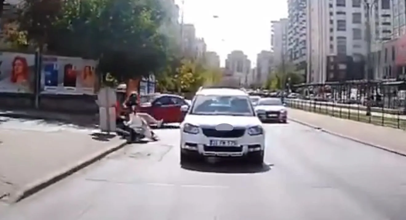 Gaziantep’te bir otomobil, sağa dönmek için ani manevra yapınca aynı