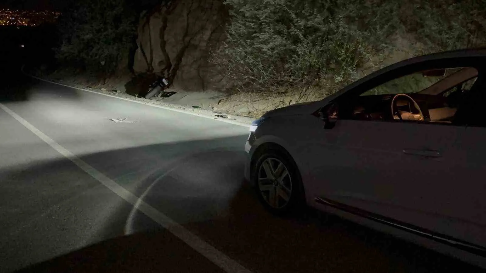 Kayseri’nin Melikgazi ilçesinde otomobilin arkadan çarptığı motosiklet yoldan çıktı. Meydana