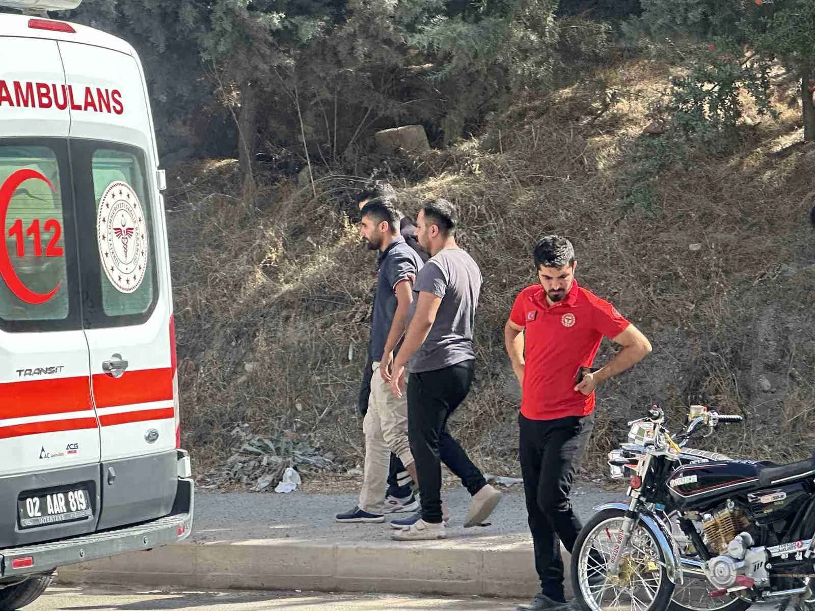 Adıyaman’da otomobilin çarpıp kaçtığı motosiklet sürücüsü yaralandı. Edinilen bilgilere göre,
