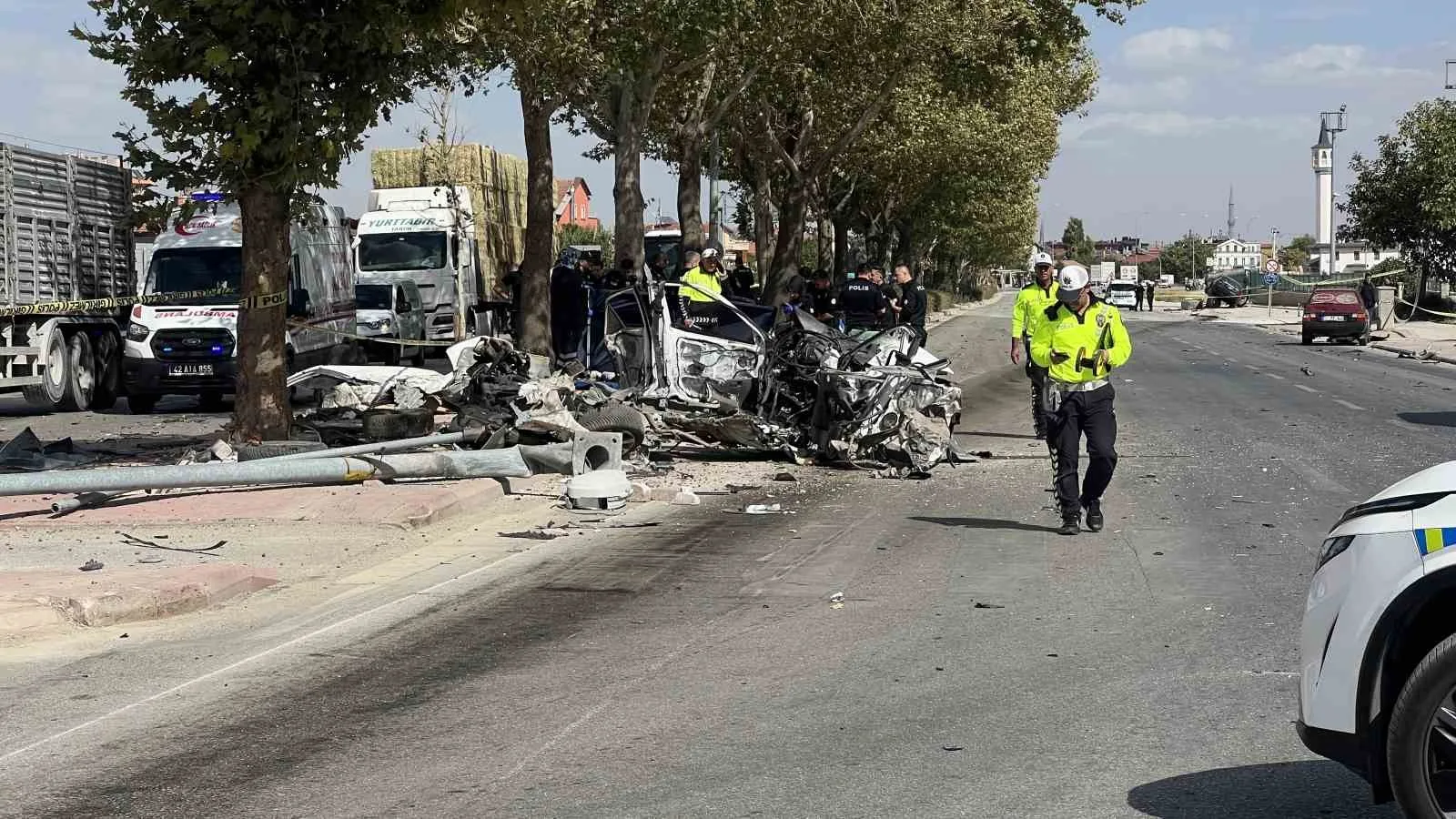 Konya’nın Meram ilçesinde kırmızı ışıkta bekleyen otomobil, süratli bir şekilde