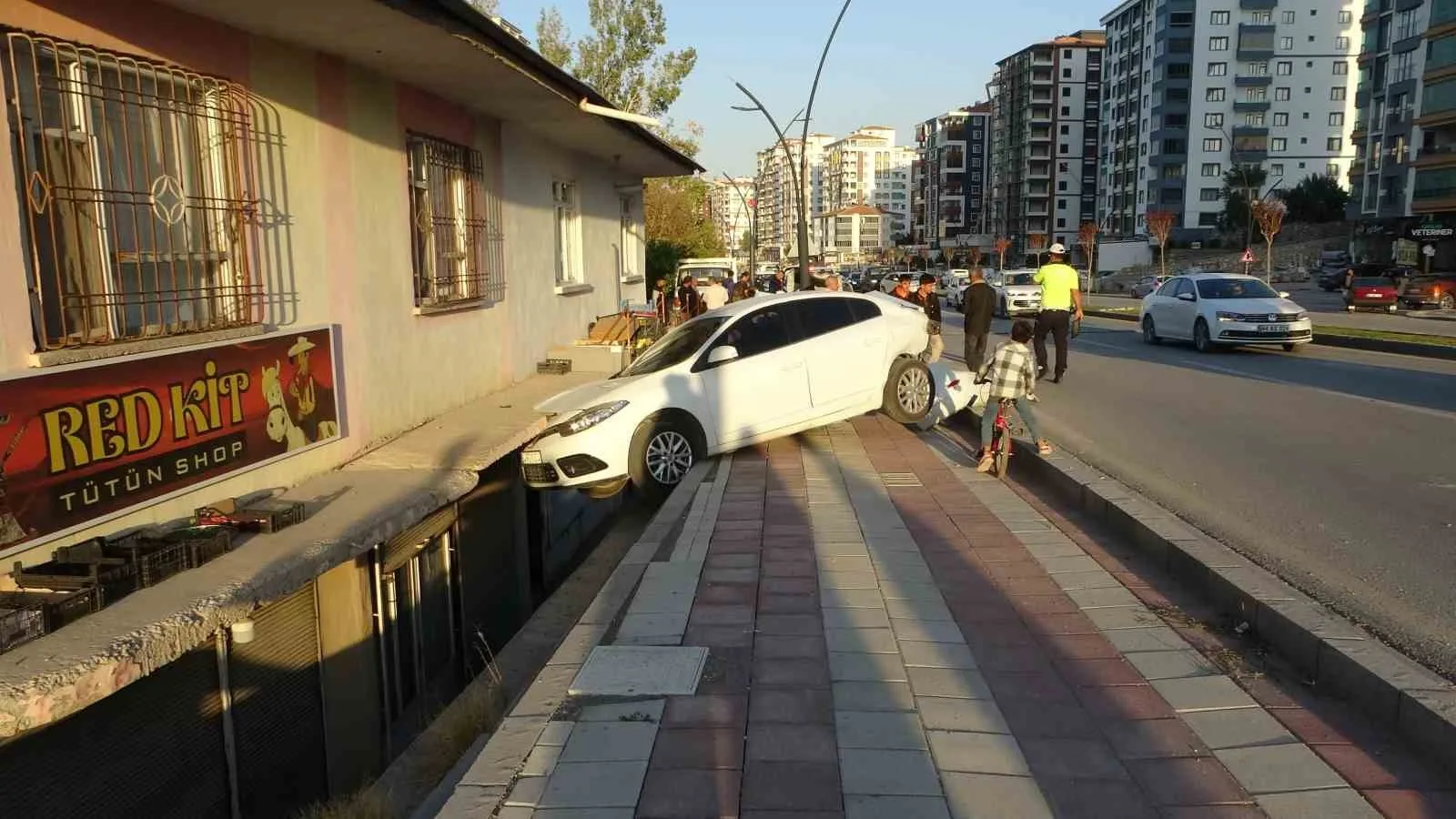 Malatya’da kontrolden çıkan otomobilin çarptığı park halindeki araç savrularak bir