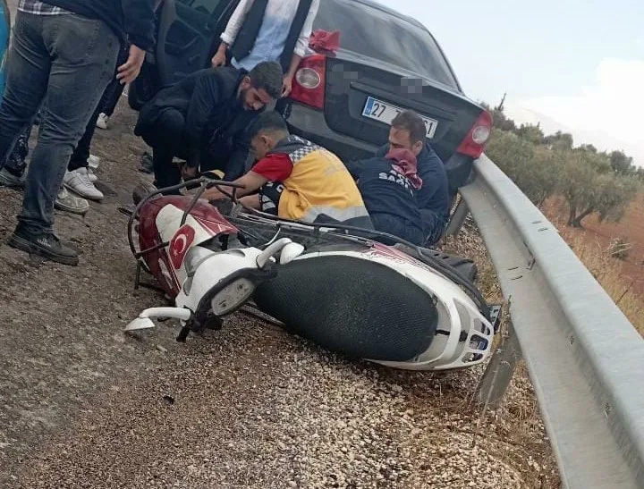 Gaziantep’in Nizip ilçesinde yağış nedeniyle kayganlaşan yolda kontrolden çıkan otomobilin