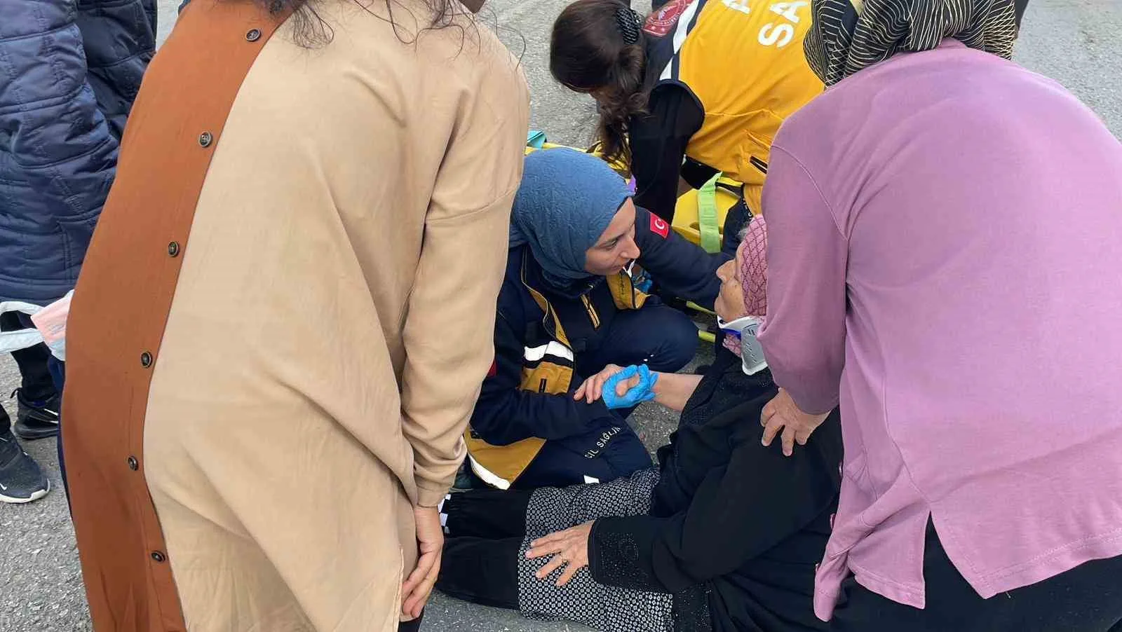 Karaman’da yolun karşısına geçmeye çalışan yaşlı kadın, otomobilin çarpması sonucu